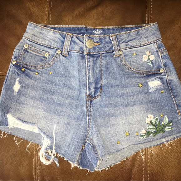 Almost Famous Pants - (TRADED)✨ Embroidered Jean Short🍓